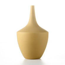 Load image into Gallery viewer, Morandi ceramic vase in Honey Milk.