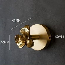 Load image into Gallery viewer, Retro-style Brass Wall Hooks In Flower design
